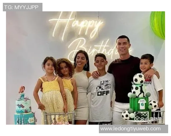 C罗与乔治娜海滨度假时光甜蜜瞬间尽显性感魅力与家庭温馨