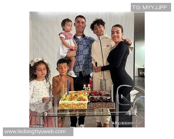 C罗与乔治娜海滨度假时光甜蜜瞬间尽显性感魅力与家庭温馨